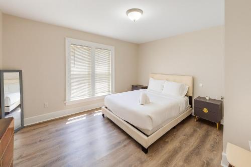 Кровать или кровати в номере Downtown Haven Walk to Yale Renovated Parking