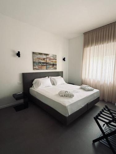 Un dormitorio con una cama grande y una ventana. en DoorMI - Premium Suites and Apartments, en Milán