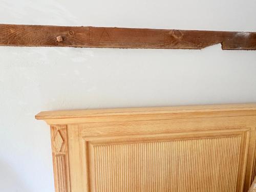 a wooden beam on top of a wall at Remise an der Rennbahn - umzäuntes Anwesen mit Parkplätzen, AmzonPrime, Netflix, Wii, PS2 in Hoppegarten