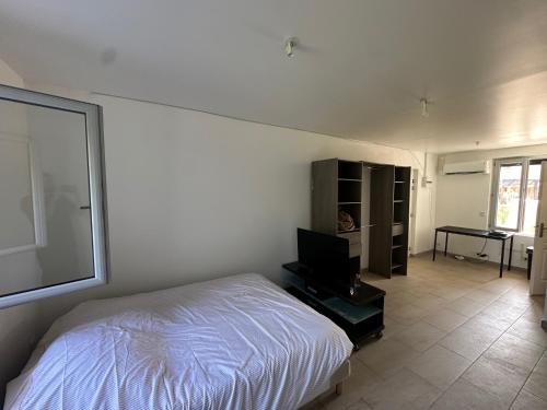 Кровать или кровати в номере Studio dans une maison 3