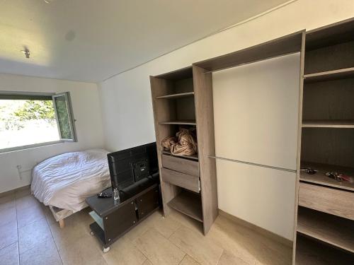 Телевизор и/или развлекательный центр в Studio dans une maison 3