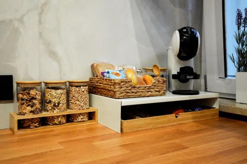 - une table avec des paniers de pain et une cafetière dans l'établissement Vagabondo in Corte, à San Nicola La Strada