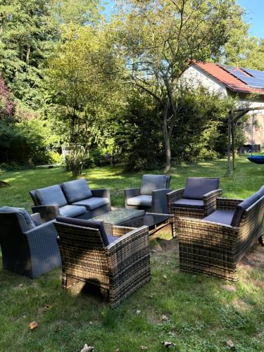 a group of chairs and tables in a yard at Remise an der Rennbahn - umzäuntes Anwesen mit Parkplätzen, AmzonPrime, Netflix, Wii, PS2 in Hoppegarten