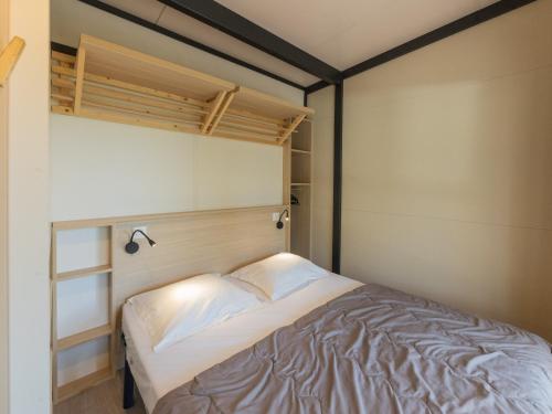 a small bedroom with a bed in it at Vigna Maggiore in Olmeto