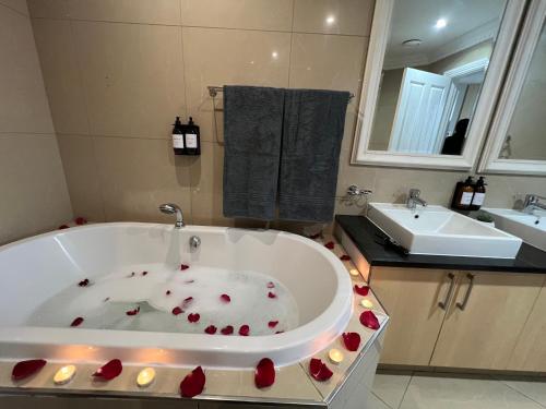 Ένα μπάνιο στο Point Waterfront apartment by The Raz