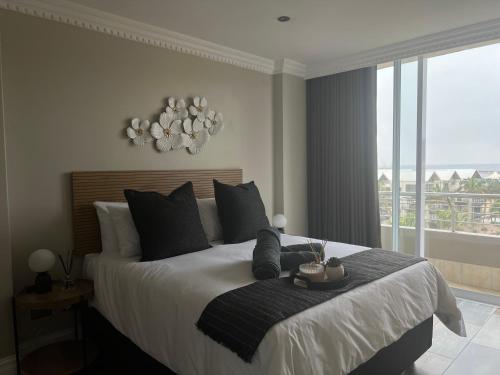 Ένα ή περισσότερα κρεβάτια σε δωμάτιο στο Point Waterfront apartment by The Raz