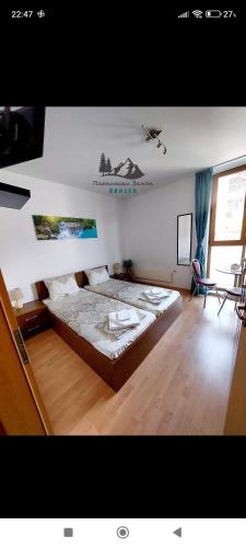 Un dormitorio con una cama grande en una habitación. en Comfy Studio, en Bansko