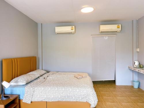 Кровать или кровати в номере Wanderlust Homestay Ranong