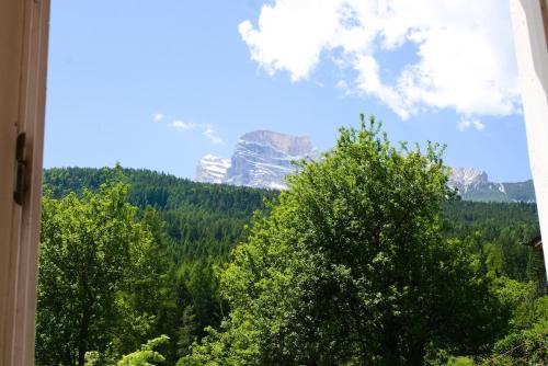 Pemandangan gunung umum atau pemandangan gunung yang diambil dari apartmen