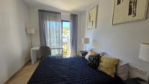 En eller flere senge i et værelse på Puerto de la Duquesa apartment