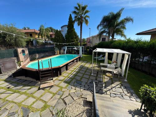 - une piscine dans une cour avec un kiosque dans l'établissement Villa Adriana, à Fleri