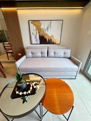 a living room with a couch and a table at Edificio Emerald II - Asunción in Asuncion