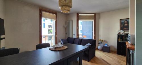 ein Wohnzimmer mit Sofa und Tisch in der Unterkunft Ca' Zueca in Venedig