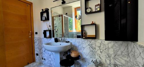 ein Badezimmer mit Waschbecken und Spiegel in der Unterkunft Ca' Zueca in Venedig