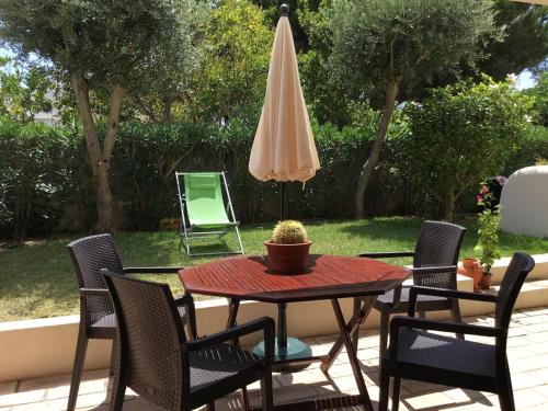 Apartment with pool close to beach