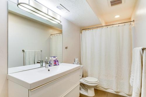 ห้องน้ำของ South Salt Lake Home with Hot Tub 7 Mi to Downtown