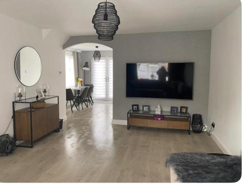 Televisyen dan/atau pusat hiburan di Detached home great location