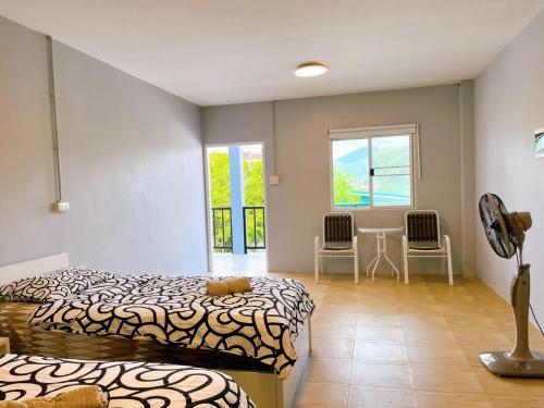 Кровать или кровати в номере Wanderlust Homestay Ranong