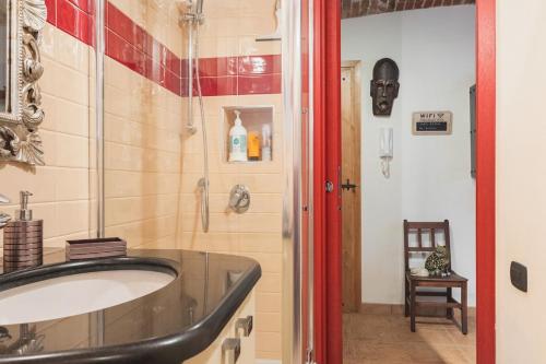un bagno con un lavandino e una porta rossa di Casa MaMaRì a Ciriè