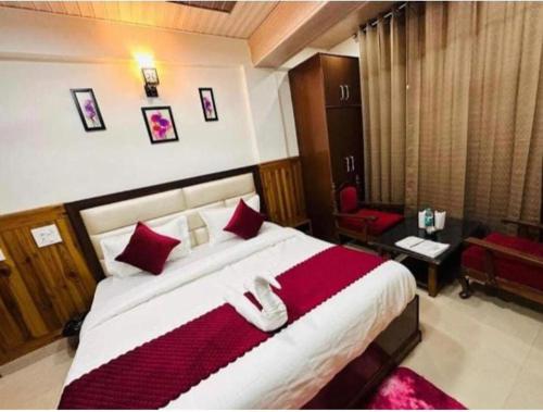 Postel nebo postele na pokoji v ubytování RAJWADA Hotel