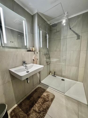Ванная комната в PROMENADA Apartments with FREE PARKING