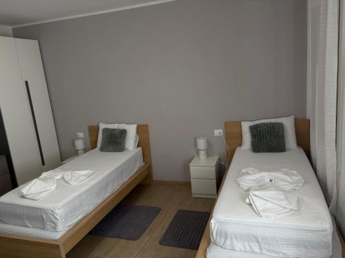 a bedroom with two beds and a mirror at Casa Laguna Escape in Mestre