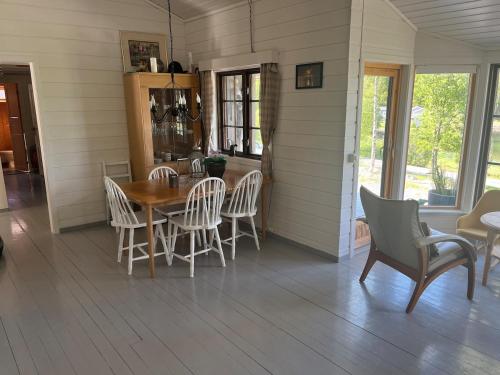 a dining room with a table and chairs at Cottage by the lake in Namsos in Fosslandsosen