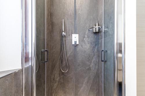 a bathroom with a shower with a shower at Loftino42 - Monolocale Open Space a Ferrara, Biciclette incluse in Ferrara