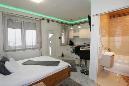 Ένα ή περισσότερα κρεβάτια σε δωμάτιο στο Hangjegy Apartman