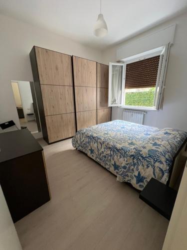ein Schlafzimmer mit einem Bett und einem Fenster in der Unterkunft Casa gioiello al mare Cogoleto in Cogoleto