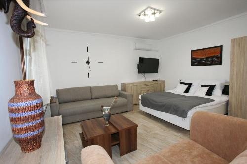 Ένα ή περισσότερα κρεβάτια σε δωμάτιο στο Hangjegy Apartman
