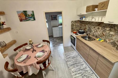 Kuchyň nebo kuchyňský kout v ubytování Roots & Nest Cottage Liptov