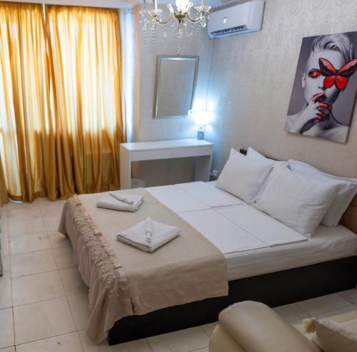 Megy's 3rd Top Central Room