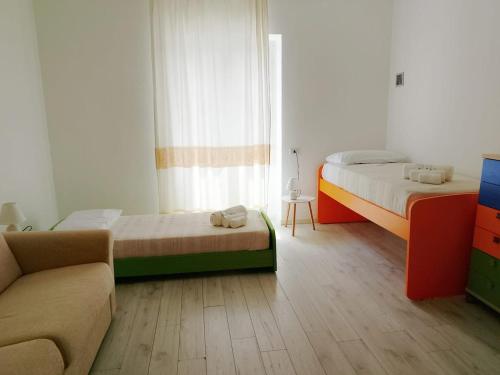 een woonkamer met twee bedden en een bank bij Casa Barraté l'Alguer in Alghero