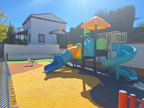 une aire de jeux avec un toboggan dans une cour dans l'établissement Extraordinaria Villa con piscina y chimenea, à Grenade