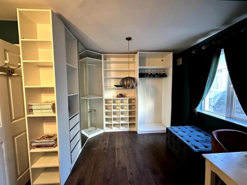 Kuchyň nebo kuchyňský kout v ubytování Dog-friendly Seaview Apartment
