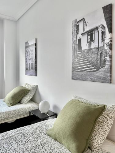 a bedroom with a bed and a picture on the wall at A Gandarela in Ribadavia