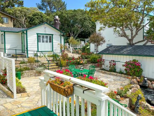 a garden with flowers and a white fence at Carmel Green Lantern Inn in Carmel