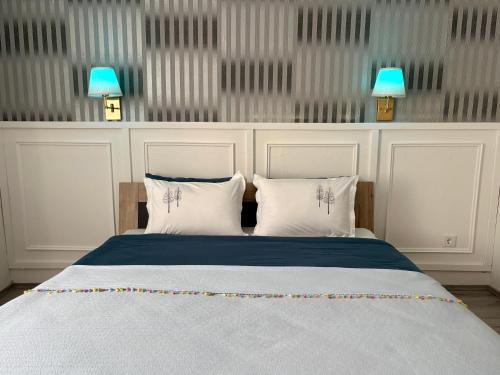 a bedroom with a bed with two white pillows at Nature & comfort near Vienna - 90m2 in Kaltenleutgeben