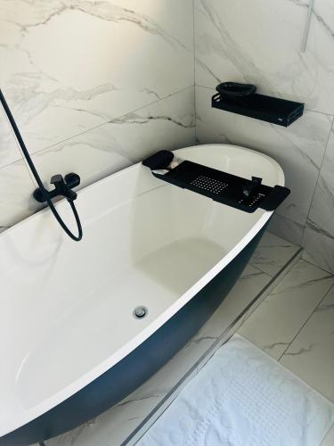 Ένα μπάνιο στο Ndlovu Villa Apartments