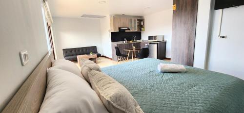 Ένα ή περισσότερα κρεβάτια σε δωμάτιο στο Altamira Apart Suites Tumbaco