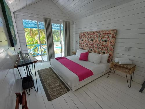 ein Schlafzimmer mit großem Bett und Fenster in der Unterkunft Zensus Eco Boutique Hotel in Bacalar