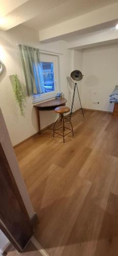 een kamer met een tafel en een laptop op een bureau bij bei GRETA Wohnung 77 in Marl