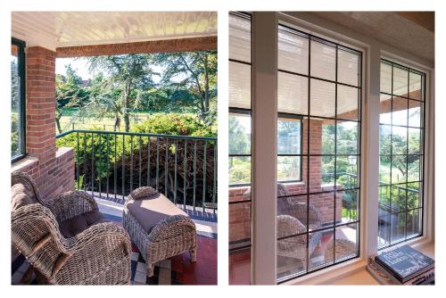 a screened in porch with chairs and a window at De Kievit in Vogelenzang