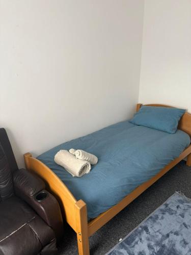 a bed in a room with a couch next to a bed gmaxwell gmaxwell gmaxwell gmaxwell at Cozy 2-Bed Apartment - Central Luton Location in Luton