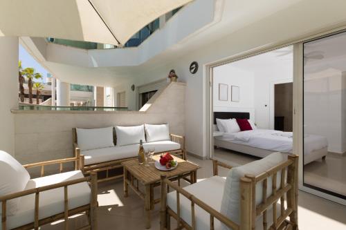 Ένα ή περισσότερα κρεβάτια σε δωμάτιο στο Pool view שלושה חדרי שינה