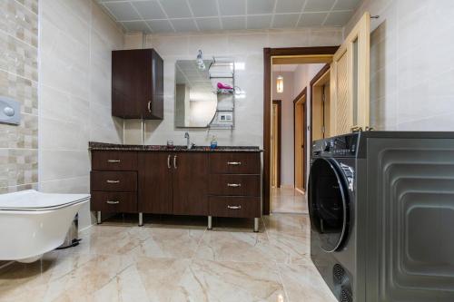une salle de bain avec un lavabo et une machine à laver dans l'établissement NEAR BY THE LAND OF LEGENDS , ViLLA ROSE, à Belek