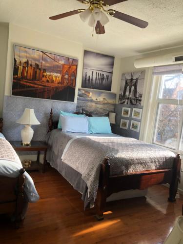 Un dormitorio con una cama y un ventilador de techo. en Highland Park Pittsburgh, en Pittsburgh