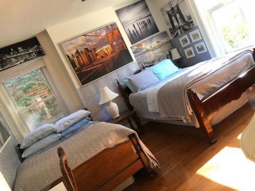 een slaapkamer met twee bedden en een groot raam bij Highland Park Pittsburgh in Pittsburgh