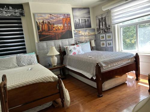 een slaapkamer met twee bedden en een raam bij Highland Park Pittsburgh in Pittsburgh